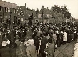 De begrafenisstoet van Beckers in de Tongersestraat oktober 1929. Uit het archief van de Stichting werkgroep Geschiedenis Arbeidersbeweging Limburg in het Historisch Centrum Limburg.