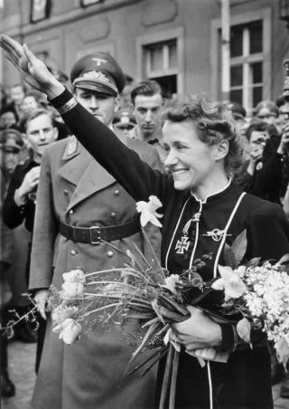 Hanna Reitsch na uitreiking van het IJzeren Kruis (cc - Bundesarchiv)