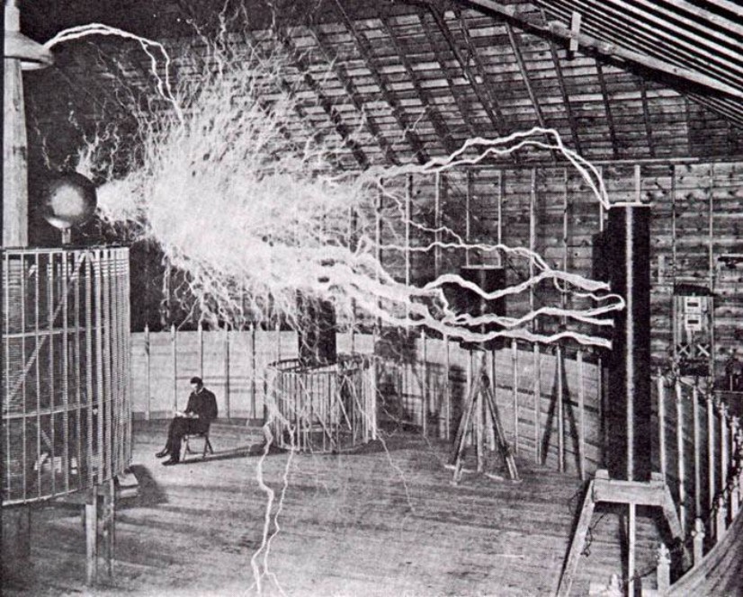 Tesla leest een boek bij licht van kunstmatig opgewekte bliksem