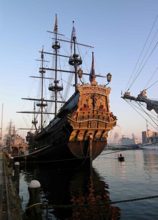VOC-schip Prins Willem tijdens Sail 2005 in Amsterdam