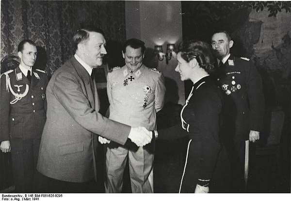 Reitsch ontvangt in 1941 uit handen van Adolf Hitler het IJzeren Kruis. In het midden is Goering te zien, de opperbevelhebber van de Luftwaffe.
