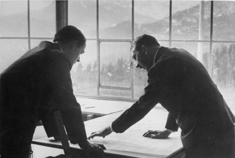 Albert Speer en Hitler op de Obersalzberg 1938 (cc - Bundesarchiv)