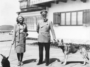 Eva Braun en Adolf Hitler op de Obersalzberg