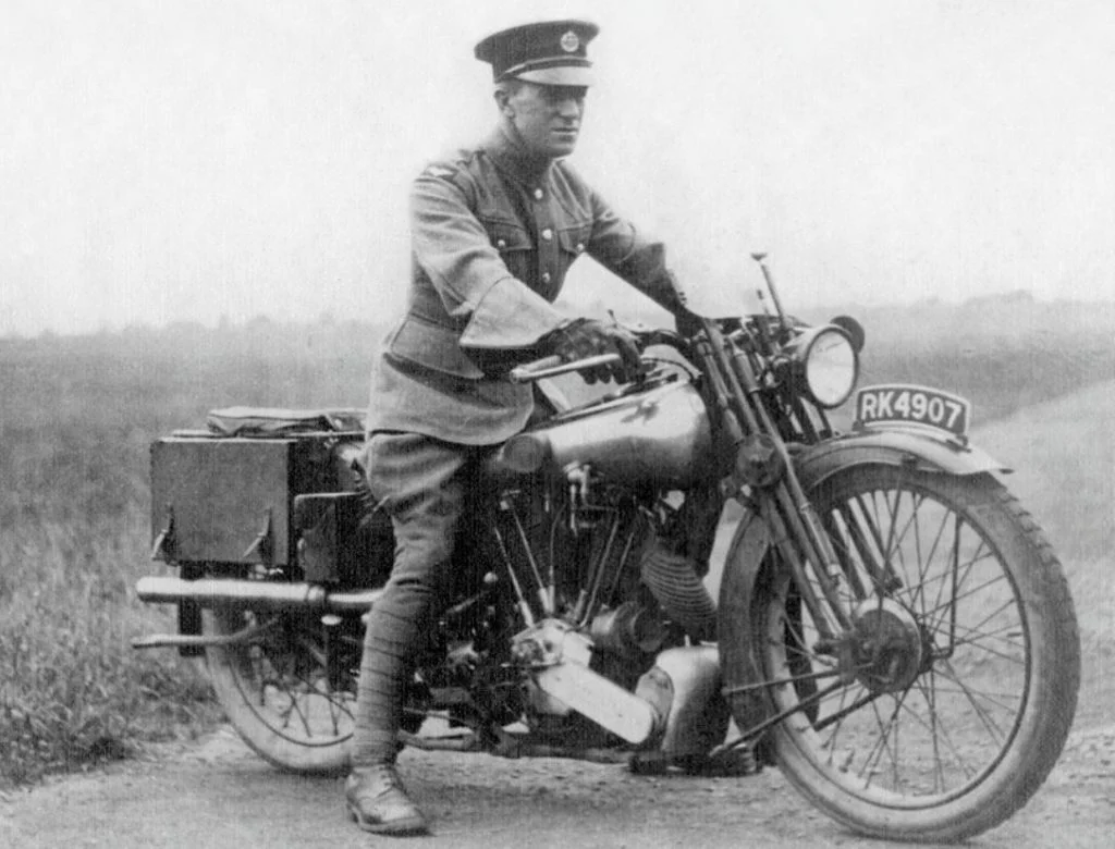 Lawrence of Arabia op een Brough Superior-motorfiets (Publiek Domein - wiki)