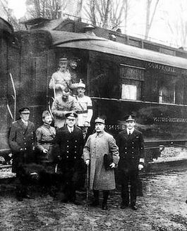 Foto genomen na de ondertekening van de wapenstilstand in een treinwagon bij Compiègne