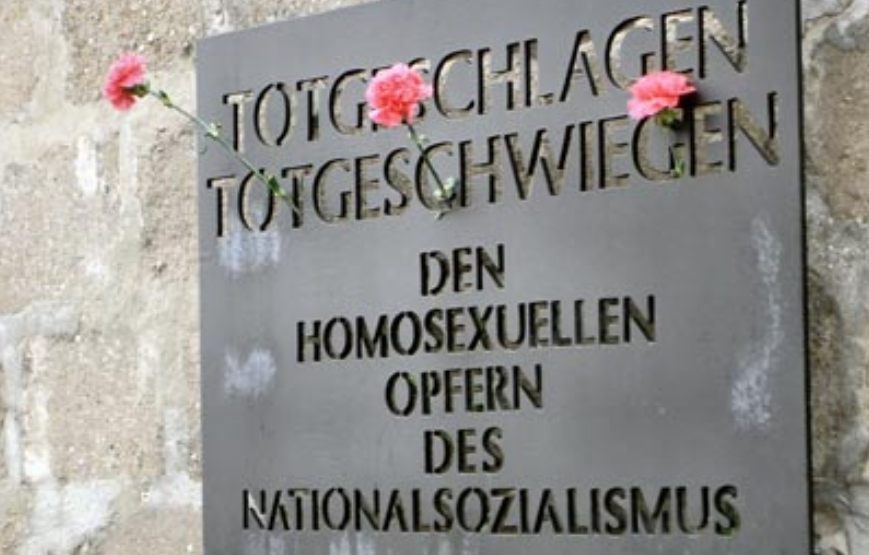 Plaquette ter herinnering aan homoslachtoffers in concentratiekamp Sachsenhausen (CC BY-SA 3.0 - wiki)