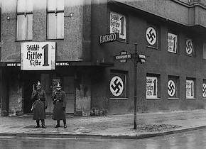 Politieagenten voor een bij homoseksuelen populaire nachtclub in Berlijn. Nadat de nazi's in 1933 aan de macht waren gekomen werd de tent snel gesloten. (Foto: USHMM)