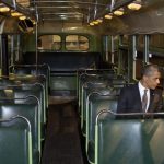 De Amerikaanse president Barack Obama in de historische bus, op de plek van Rosa Parks, 2012 (Publiek Domein - Pete Souza - The White House)