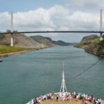 Panamakanaal met zicht op de Centennial Bridge, op het smalste deel van het kanaal