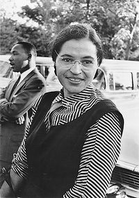 Rosa Parks rond 1955 - op de achtergrond Martin Luther King