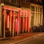 Gezicht op twee bordelen in de Bloedstraat op de Wallen in Amsterdam - cc