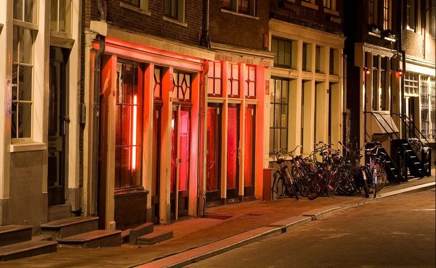 Gezicht op twee bordelen in de Bloedstraat op de Wallen in Amsterdam - cc