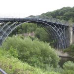 Iron Bridge, de eerste gietijzeren brug ter wereld over de Severn in Engeland (CC BY-SA 3.0 - Boerkevitz - wiki)