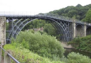 Iron Bridge, de eerste gietijzeren brug ter wereld over de Severn in Engeland (CC BY-SA 3.0 - Boerkevitz - wiki)
