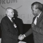 Frederik Willem de Klerk (links) en Nelson Mandela in 1992. - CC BY-SA 2.0 / World Economic Forum / wiki