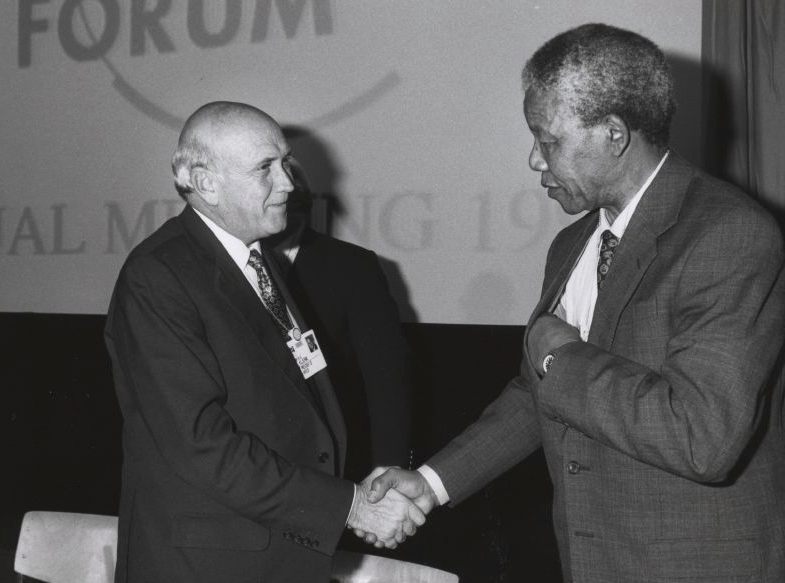 Frederik Willem de Klerk (links) en Nelson Mandela in 1992. - CC BY-SA 2.0 / World Economic Forum / wiki