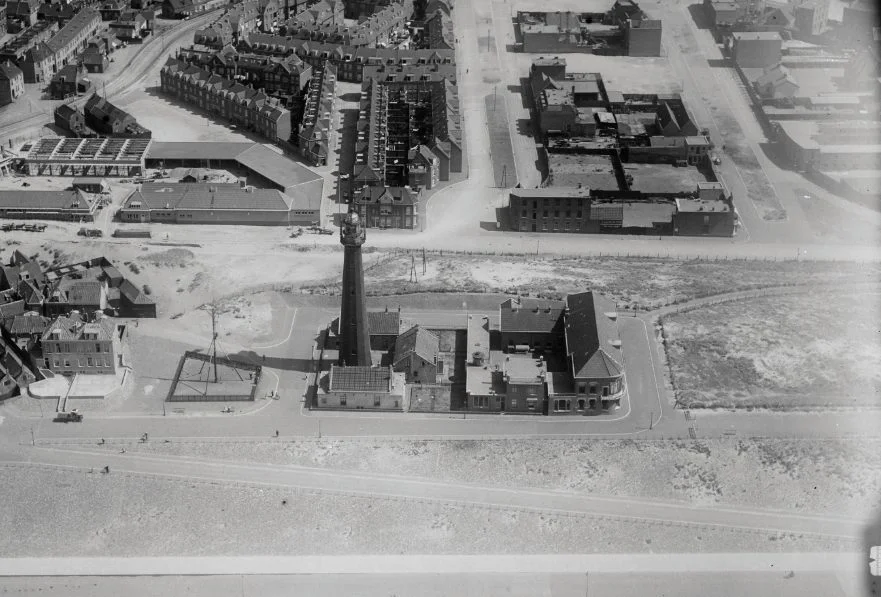 De vuurtoren van Scheveningen, tussen 1920 en 1940 (CC BY-SA 4.0 - NIMH - wiki)