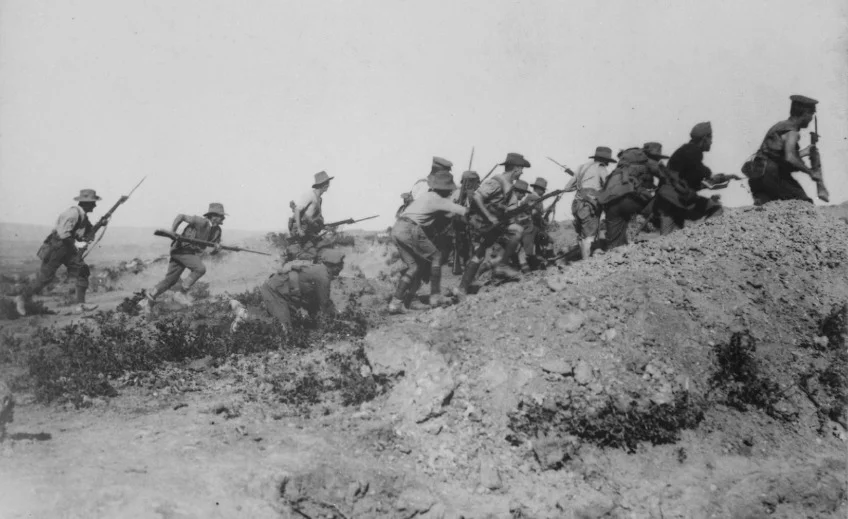 Australische troepen bestormen een Ottomaanse stelling tijdens de Slag om Gallipoli (cc - IWM)
