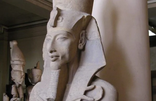Buste van farao Achnaton (CC BY-SA 2.5 - wiki)