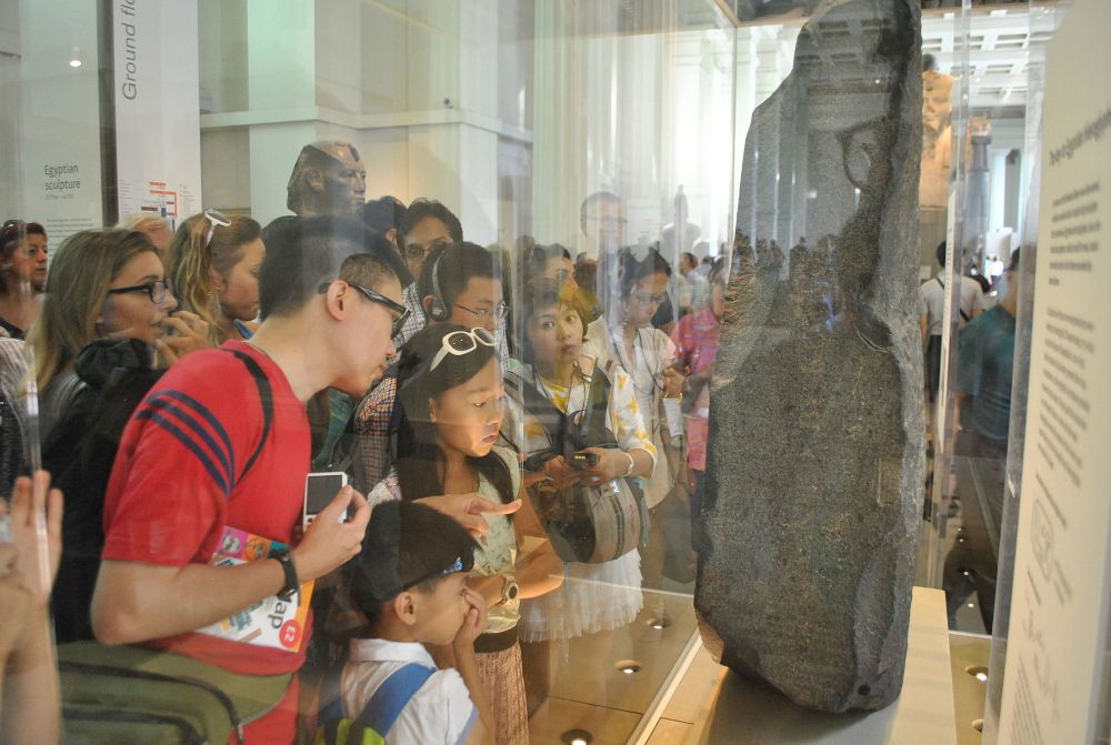 Toeristen bij de Steen van Rosetta in het British Museum