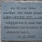 De plaquette voor de Merwedegijzelaars aan de Hervormde Kerk te Sliedrecht (Publiek Domein - wiki - Anja van der Starre)