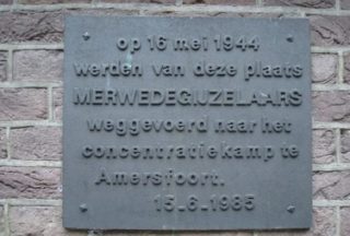 De plaquette voor de Merwedegijzelaars aan de Hervormde Kerk te Sliedrecht (Publiek Domein - wiki - Anja van der Starre)
