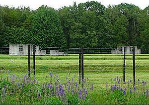 Vrijwel alle authentieke gebouwen van voormalig kamp Westerbork zijn verwijderd, op het terrein verwijzen symbolische reconstructies naar voormalige kampgebouwen en barakken.