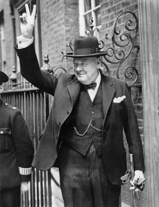 Churchill maakt het bekende 'Victory-teken' voor Downing Street 10 (IWM)