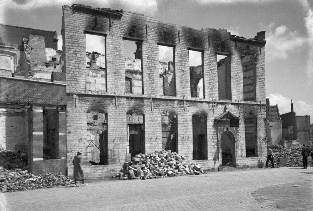 Bombardement op Middelburg - De uitgebrande St. Jorisdoelen (CC BY-SA 4.0 - RCE - wiki)