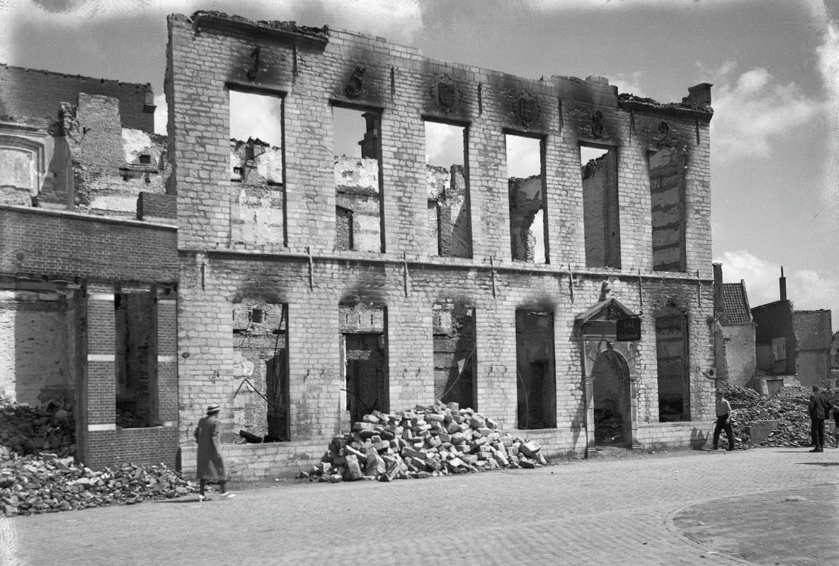 Bombardement op Middelburg - De uitgebrande St. Jorisdoelen (CC BY-SA 4.0 - RCE - wiki)