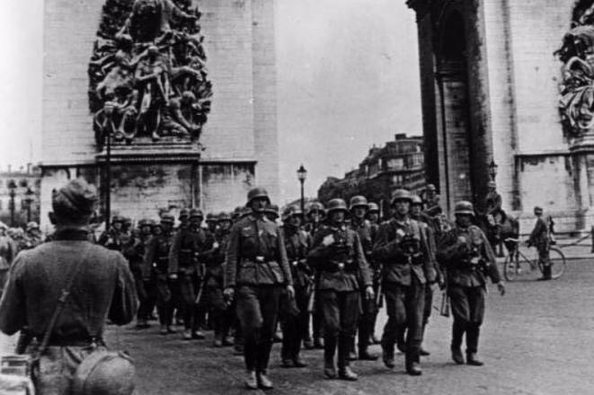 Duitse soldaten bij de Arc de Triomphe - cc - Bundesarchiv