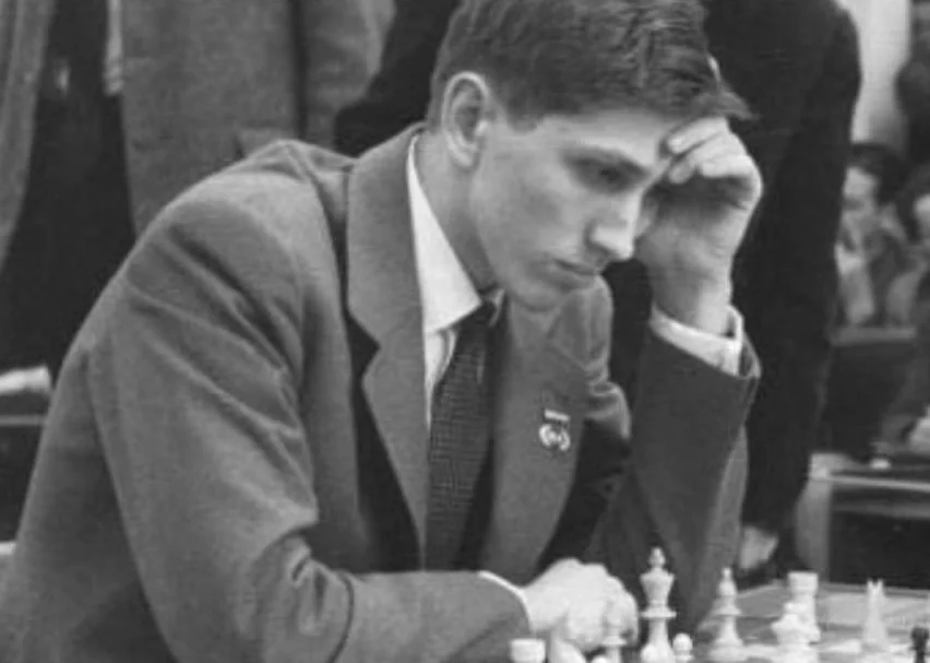 Fischer in 1960 tijdens de Schaakolympiade in Leipzig (CC BY-SA 3.0 de - wiki)