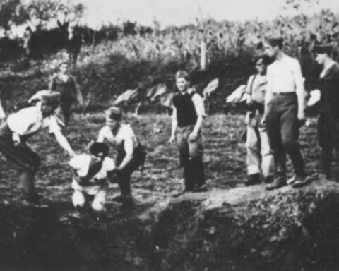 Ustaše-militairen excuteren gevangenen – Foto: Joods Historisch Museum, Belgrado