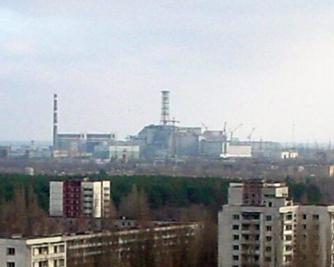 Pripjat met de kerncentrale van Tsjernobyl op de achtergrond
