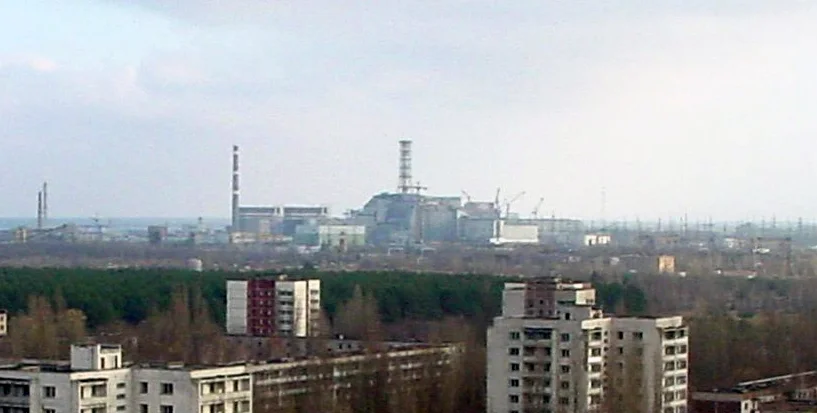 Pripjat met de kerncentrale van Tsjernobyl op de achtergrond