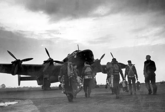 Enkele leden van Bomber Command kort voor een vlucht - Foto: Bomber Command Association