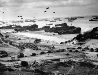 D-Day. Geallieerden op Omaha Beach, 6 juni 1944 – Foto: United States Coast Guard