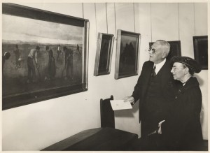 Helene Kröller-Müller en minister Welter van Koloniën kijken naar Van Goghs Aardappelpoters tijdens de opening van het Kröller-Müller Museum op 13 juli 1938 - Foto: KMM