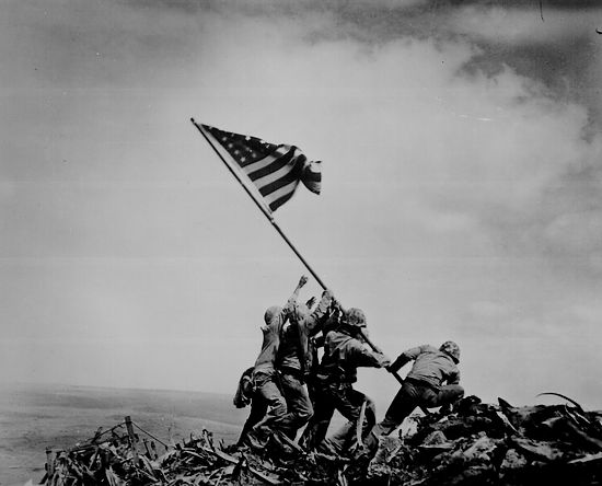 Beroemde foto die door Joe Rosenthal werd gemaakt op Iwo Jimo