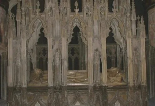 Graftombe van Eduard II, die niet erg prettig aan zijn eind kwam (Publiek Domein - wiki)