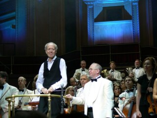 John Barry tijdens een concert in de Royal Albert Hall, 2006