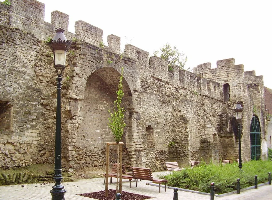 Deel van de eerste omwalling van Brussel, uit de dertiende eeuw bij de Rue de Villers