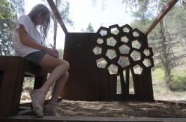 Israëlisch schoolmeisje in het monument – Foto: JNF