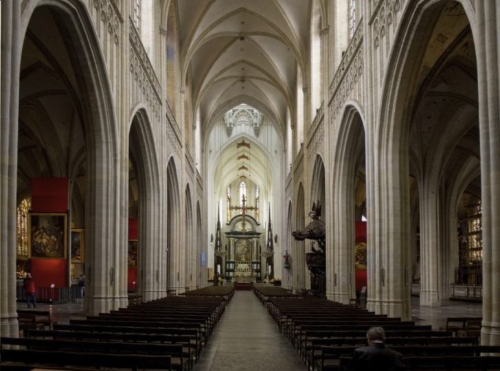 Interieur van het schip van de Onze-Lieve-Vrouwekathedraal van Antwerpen (CC BY-SA 3.0 - Johan Bakker)