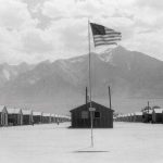 "Manzanar, een Amerikaans interneringskamp voor Japanners - Foto: Dorothea Lang, 1942 (wiki)