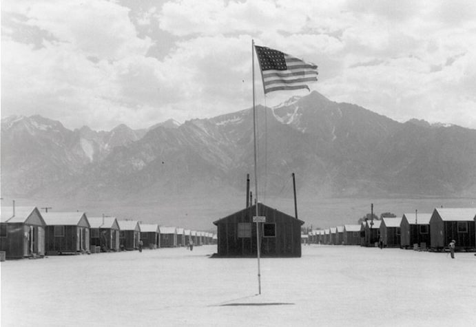 "Manzanar, een Amerikaans interneringskamp voor Japanners - Foto: Dorothea Lang, 1942 (wiki)