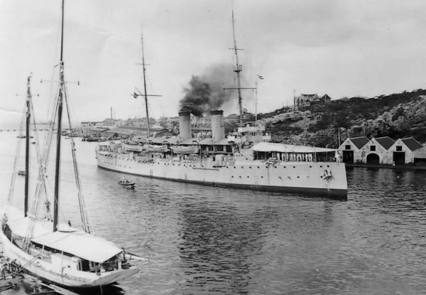 Aankomst Hr. Ms. Gelderland in Curacao, oktober 1937 – Foto: Collectie van Cleemputte