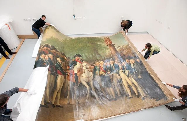 Het uitrollen van het schilderij – Foto: Amsterdam Museum