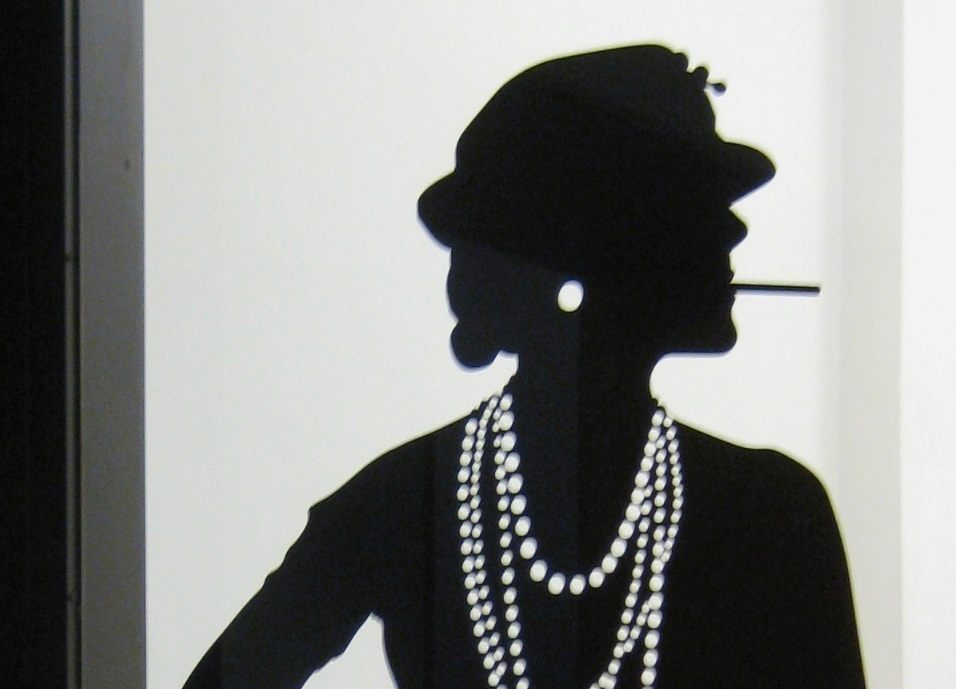 Afbeelding van Coco Chanel in het Gemeentemuseum Den Haag (CC BY-SA 3.0 - Marion Golsteijn - wiki)