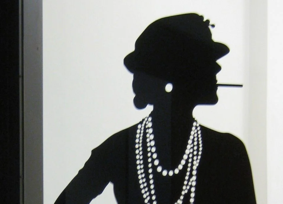 Afbeelding van Coco Chanel in het Gemeentemuseum Den Haag (CC BY-SA 3.0 - Marion Golsteijn - wiki)